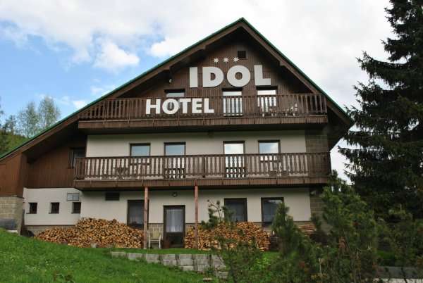 Hotel IDOL