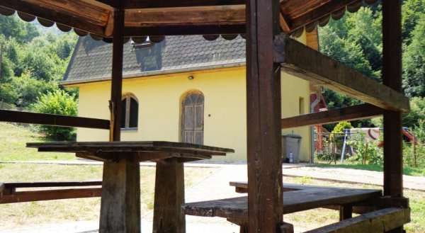 Chata pri kúpalisku
