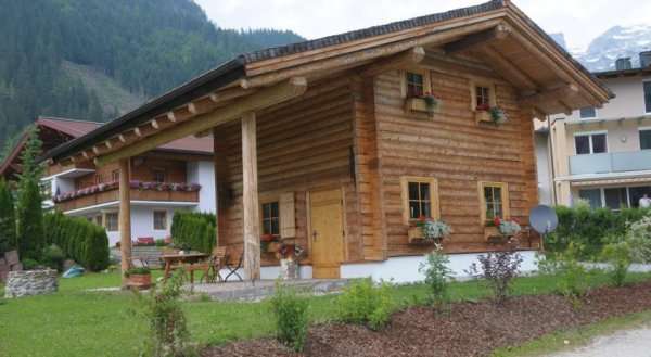 Almchalet Alpenflora