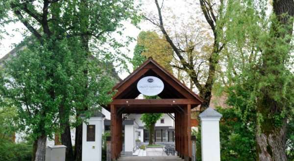 Dvor Jezersek Brnik