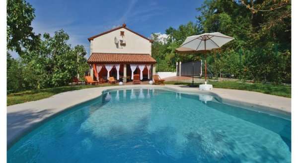 Three-Bedroom Holiday home Babici with Sea View 03