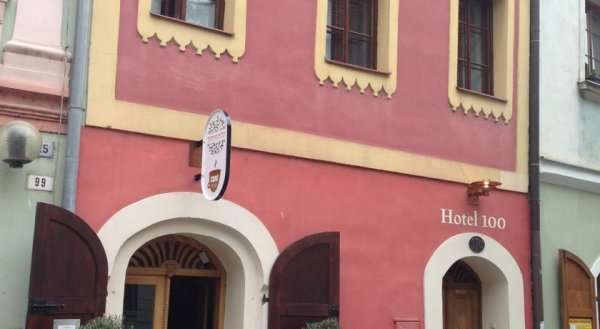 Hotel 100