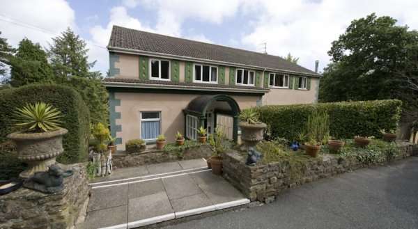 Cwmwennol Country House