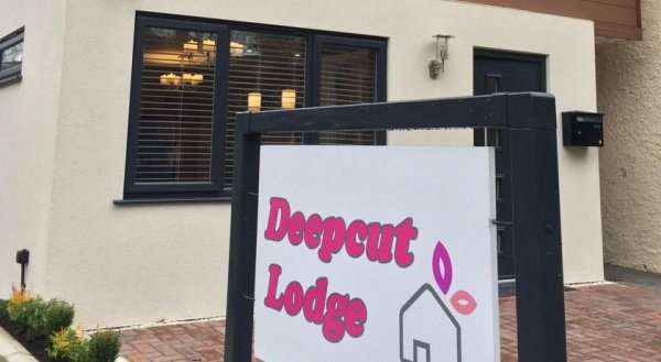 Deepcut Lodge Bed & Breakfast