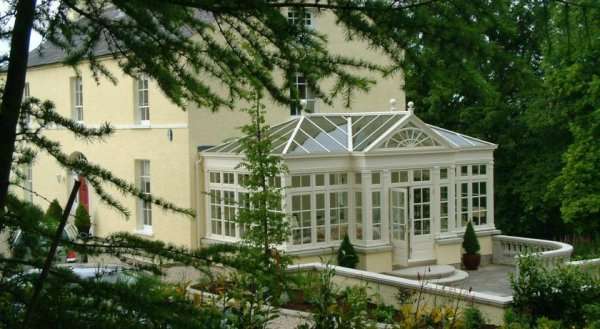 Larchmount House