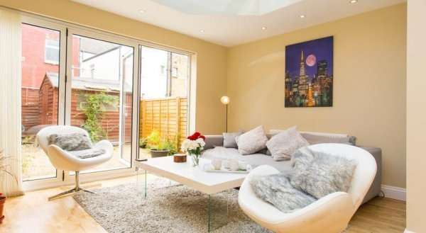 Lovely Parfrey Street Apartment