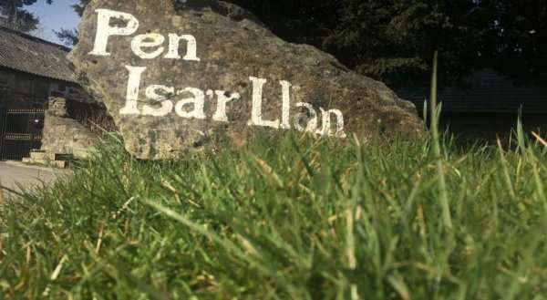 Pen-Isa'r-Llan Farm