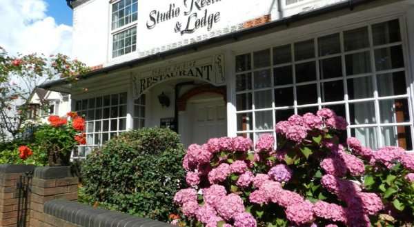 Studio Restaurant & Lodge